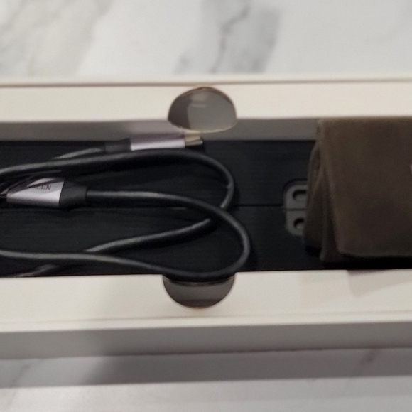 UGREEN 5-in-1 USB-C Laptop Adapter & Stand Docking Station HDMI/USB-A/SD/TF - Picture 5 of 10